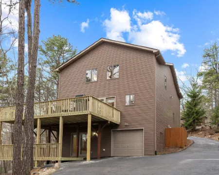 Hidden Haven - Kids friendly home, Great Location, Extended Deck, Outdoor Dining Hotels in Massanutten