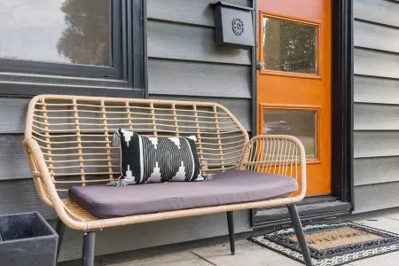 Kings, Kitchens & Comfort In Modern Cedar Home Отели в г. Джоплин