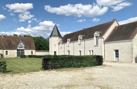 Magnificent house, near Beauval, private pool, tennis, quiet, 800 Ha property