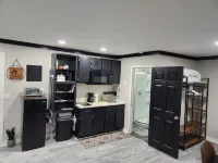 Nice Detatched Garage Studio Apartment Minutes from everything!Private Entrance!