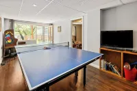 The Dam Overlook  • 3 Min Walk to the Lake • Hot Tub • Game Room Hotels in Evergreen