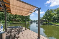 Lake House with great lake views, Swim Spa, Large Porch ,Boat dock pet freinly