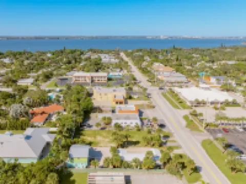 Beautiful downtown Melbourne Beach renovated apartment one block from the beach! 墨爾本海灘酒店