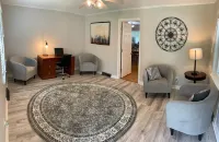 Updated home with fenced yard, dog friendly, 15 min to downtown Greenville! Hotels in Mauldin