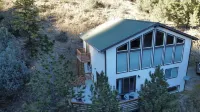 Views, Rafting, Skiing, Tubing, Casinos, Zipline, Hiking, EV, Hot Tub Hotels near Chicago Creek Waterfall