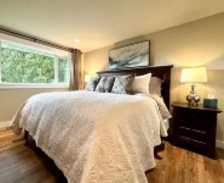 Newly Renovated 4 Bedroom, Quiet Country Home on 5 Acres in Edgewood, Sleeps 8 에지우드 호텔