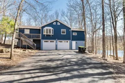 Peaceful Lakefront Retreat! Family & Dog Friendly w/ Private Hot Tub! فنادق في 