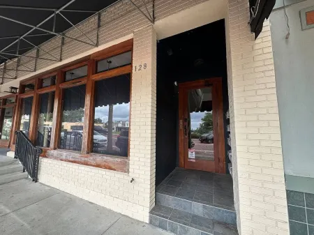 Steps from Downtown~King Bed~UPSTAIRS~Cozy Stay Отели в г. Юстис