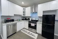 Cozy King Bed suite w/ free Parking ,Self check in and WiFi