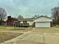 Centrally located retreat in Louisville! New hottub! Driveway and garage parking Ken Combs Running Store 주변 호텔