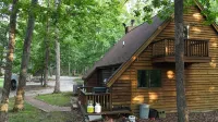 New Minglewood is our Cozy 3-bedroom cabin with WiFi, AC in lovely Irving