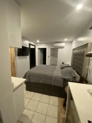 Remodeled Beach Cottage, Queen Bed , Walk to Ocean, Dining & Shops!