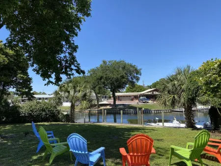 Sleeps 14 w/Boat Slip & Gulf Access! 5 B/3BA PET FRIENDLY