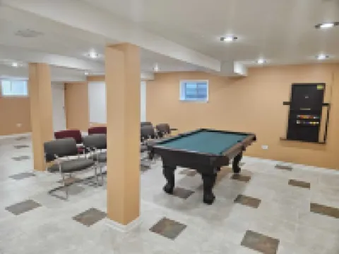 Big Family Home with 4 King Beds Hotels in Elmhurst