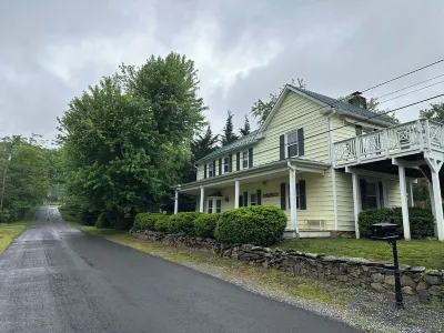 Historic home nestled in the heart of horse and wine country. Kids/pet friendly! Hôtels à proximité de : Hollin Peach Orchard & PYO Summer Garden