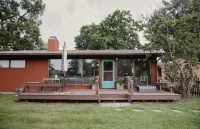 Relax & Recharge: Mid-Century Modern Home with Sauna in Spring Green Hotels near Spring Green Pharmacy