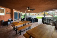 Hot Tub, Fire Pit, Game Room, Block to Main St!