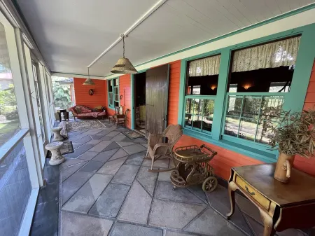 Restored Historic Mansion with Modern Amenities Steps to the Beach! Отели рядом с Аэропорт Хило