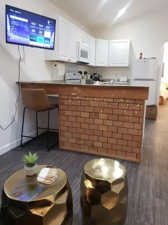 Red Tiny Twins, Downtown Eco & Pet Friendly Stay