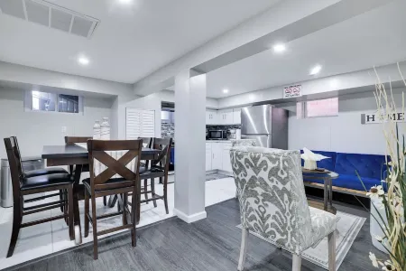 BEAUTIFUL NEWLY BUILT FOUR BEDROOM BASEMENT APARTMENT Отели рядом с достопримечательностью «Технологический институт Нью-Джерси»