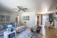 Lovely 2-Bedroom Rental Unit With Indoor Fireplace Hotels near Fresno Station
