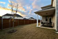 Luxe Living 4-bedroom with Fireplace, Fire Pit, & Game Room