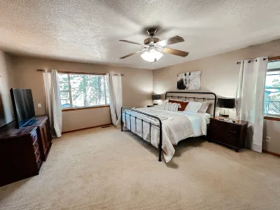 Blazers Mill Hideout:  4 BR/3 1/2BA  Hot tub, Fireplace, pool table & great yard 鄰近Lotions and Potions的酒店