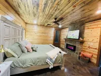 New Log Cabin on 70 acres! Lake, kayaks, pool table, arcades, cascading hot tub!