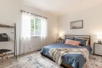 Large families/friends group: 6 bedroom w/3 bathrooms