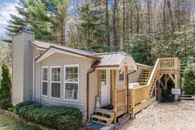 Comfortable, Convenient, Hot Tub and Freshly Renovated!! Các khách sạn gần Trailhead for Yellow Mountain Trail