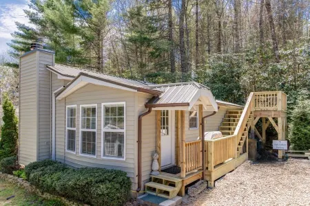 Comfortable, Convenient, Hot Tub and Freshly Renovated!! Отели рядом с достопримечательностью «Трейлхед фор Йеллоу Маунтин Трейл»