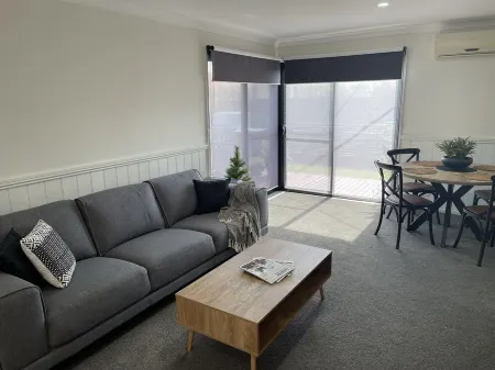 5 minute walk to Beach and close to Dromana