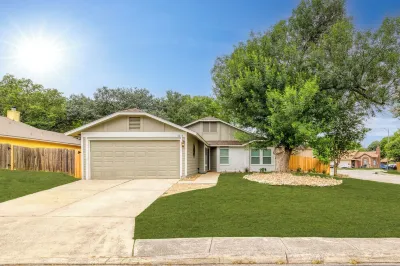 Modern 3BD - Centrally Located - Backyard Fire Pit Hotels near Walmart Supercenter