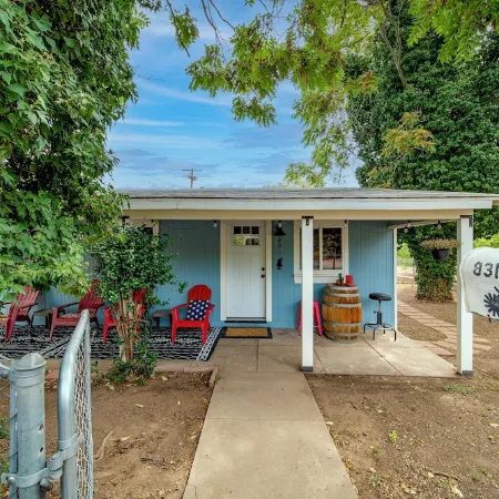 Old Town Cottonwood Cowboy Cottage - 5 min walk to Main Street + Dog-Friendly