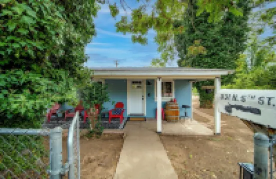 Old Town Cottonwood Cowboy Cottage - 5 min walk to Main Street + Dog-Friendly
