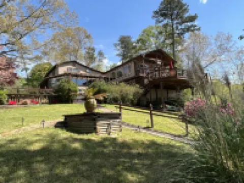 Perfect relaxing lake retreat for hosting a gathering. Quiet with no neighbors.