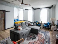Cozy studio in enchanting downtown Warrensburg with full kitchen, AC, WiFi Hotels in Warrensburg