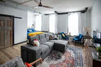 Cozy studio in enchanting downtown Warrensburg with full kitchen, AC, WiFi Hotels in Warrensburg