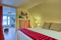 Downtown Boothbay Harbor Vintage Summer Camp Suite - 3 stjerner