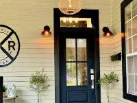Charming recently renovated bungalow in historic downtown Navasota with WiFi, AC Hotels in Grimes County