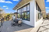Mid Century Modern home in the boulders. Amazing views. 1.4 miles from downtown.