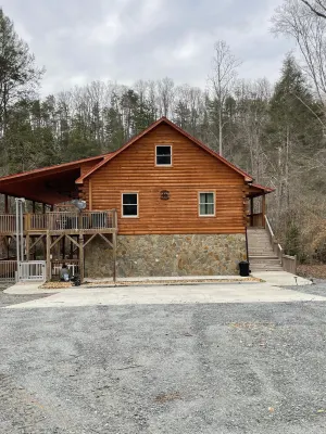 Beautiful New Cabin on the Broad River, 3 miles from Lake Lure, NC