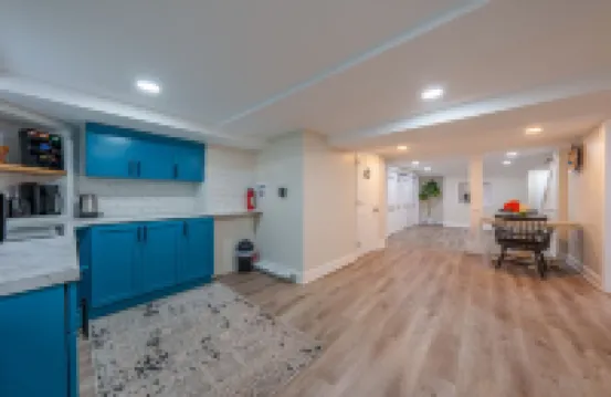 Stylish & Spacious Princeton Basement Apt with King Bed, Private Entrance