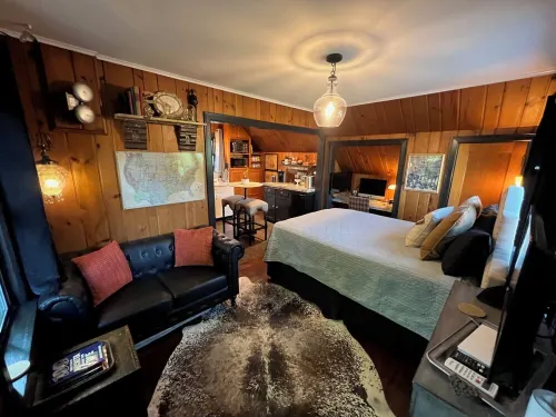 Speakeasy-Inspired Carriage House in Charming College Hill Neighborhood - อพาร์ทเม้นท์
