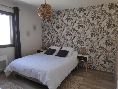 L'OREE DES ALPILLES A SAINT REMY DE PROVENCE Hotels near Sade Hotel