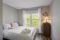 Stunning 5 BR,  2 King Bed, 2 Garage, 4 BTH Family Friendly Home with Hot Tub