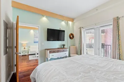 European Village Beach Retreat, minutes from the beach and local attractions! Отели рядом с достопримечательностью «Олд Кингс Коммонс»