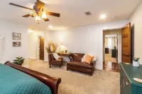 Ouachita Mountains Luxury Retreat on 40+ acres with Pool, Hot Tub, WiFi