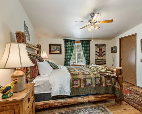 'RIVER HAVEN' is a serene riverside cabin on the Rogue River Hotels in Trail