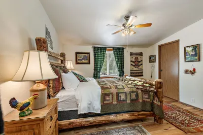 'RIVER HAVEN' is a serene riverside cabin on the Rogue River Hotels near Citadel Rd